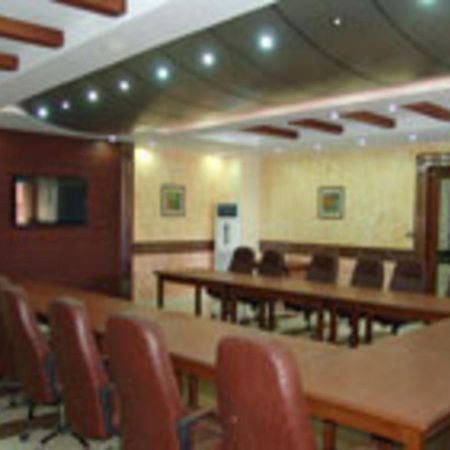 Rajone Hotel Faisalabad Exteriör bild