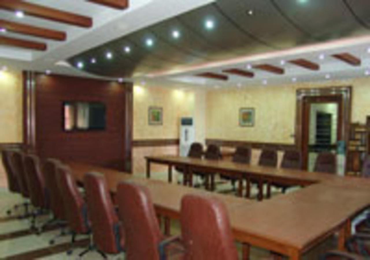 Rajone Hotel Faisalabad Exteriör bild
