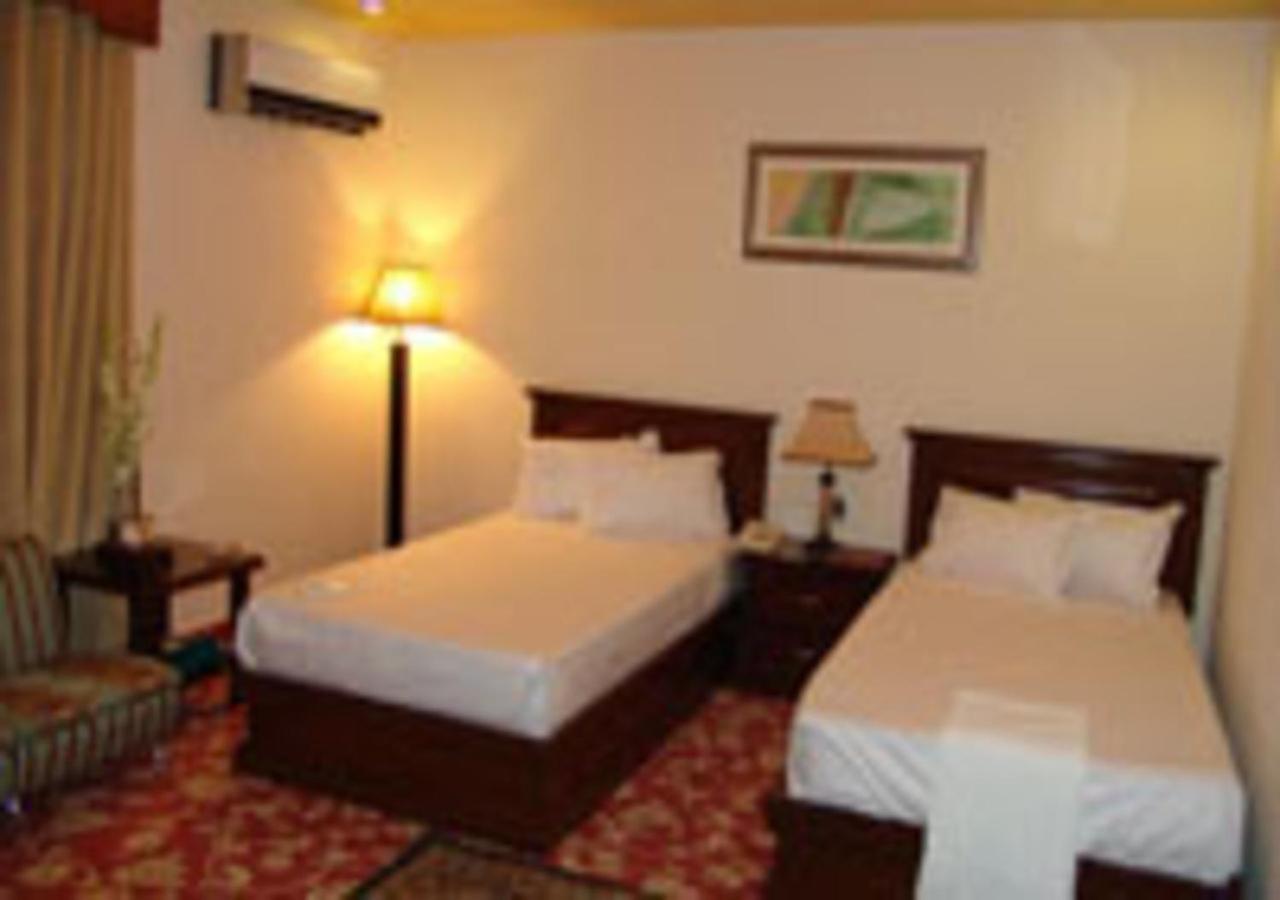 Rajone Hotel Faisalabad Exteriör bild