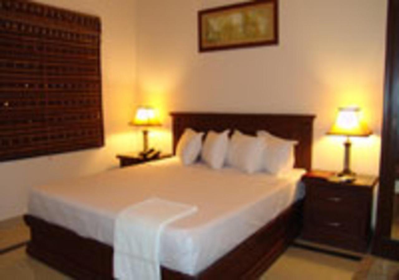 Rajone Hotel Faisalabad Exteriör bild