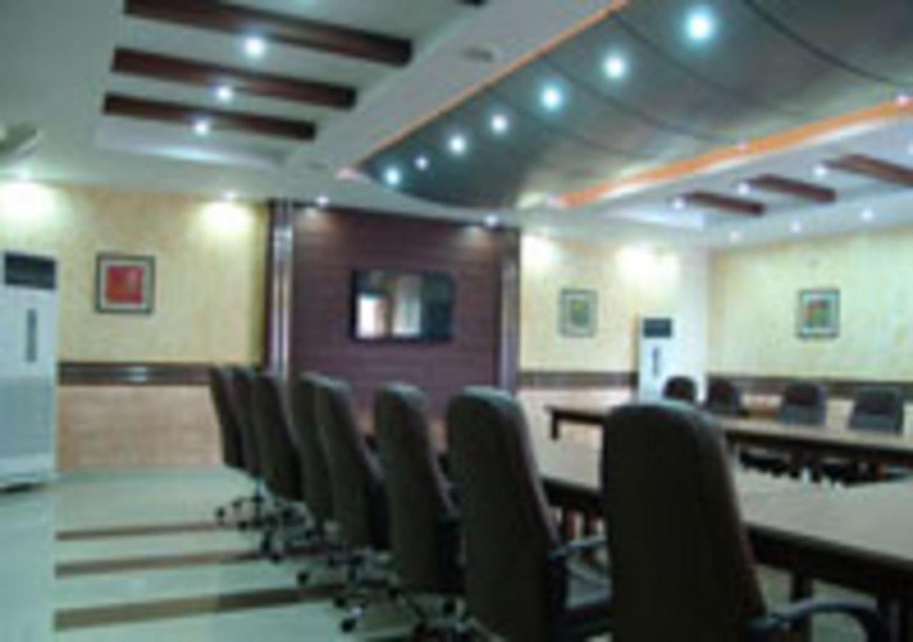 Rajone Hotel Faisalabad Exteriör bild