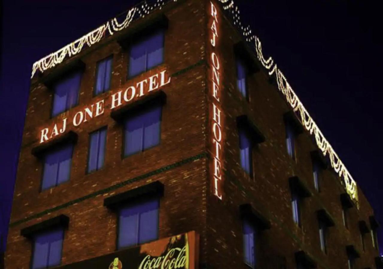 Rajone Hotel Faisalabad Exteriör bild