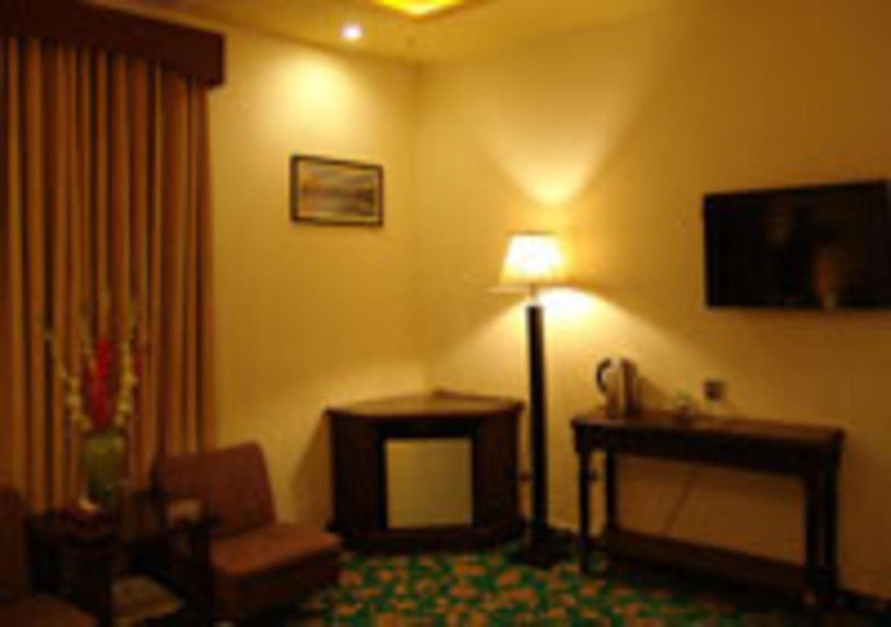 Rajone Hotel Faisalabad Exteriör bild