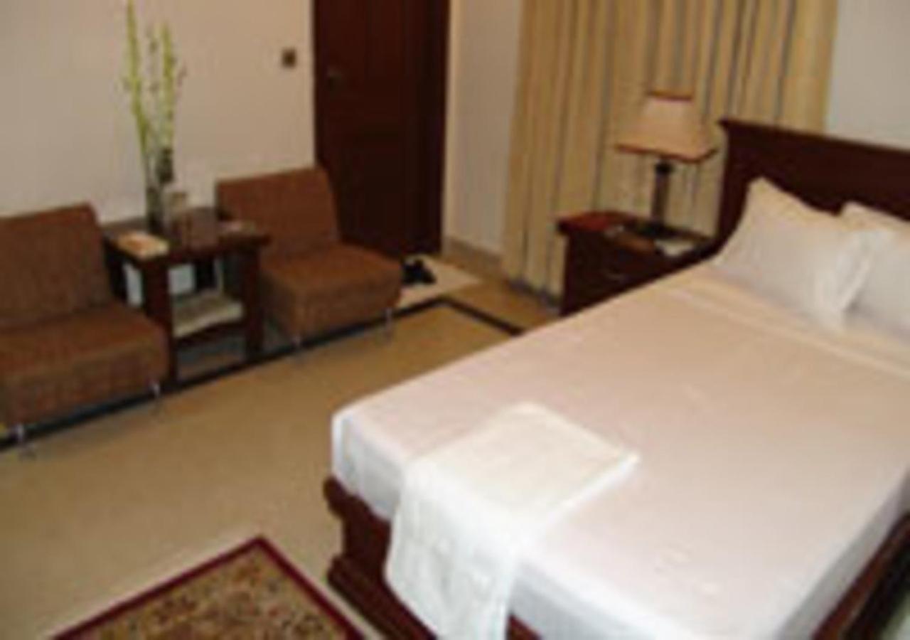 Rajone Hotel Faisalabad Exteriör bild