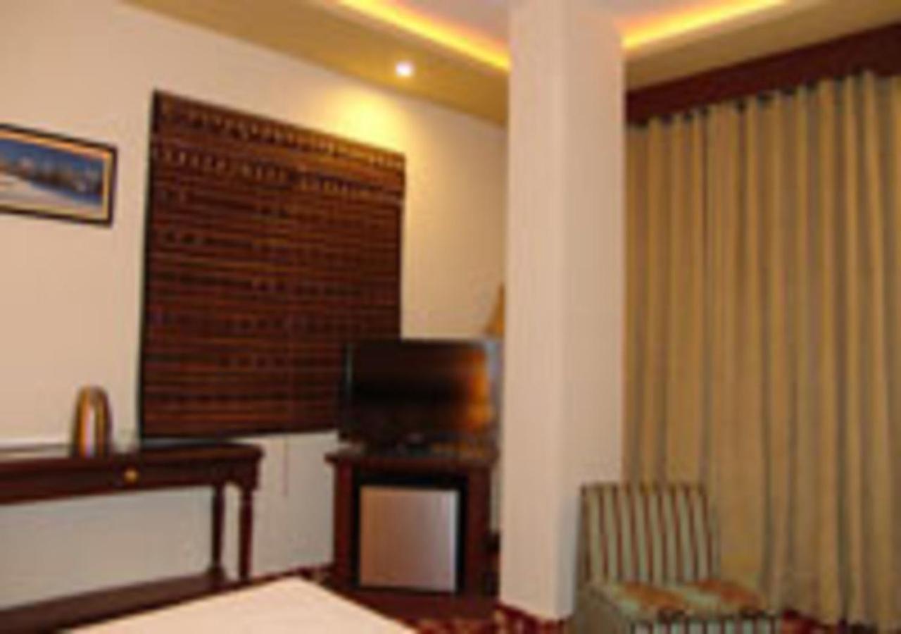 Rajone Hotel Faisalabad Exteriör bild