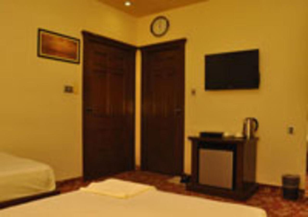 Rajone Hotel Faisalabad Exteriör bild