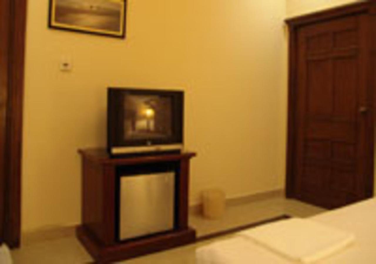 Rajone Hotel Faisalabad Exteriör bild