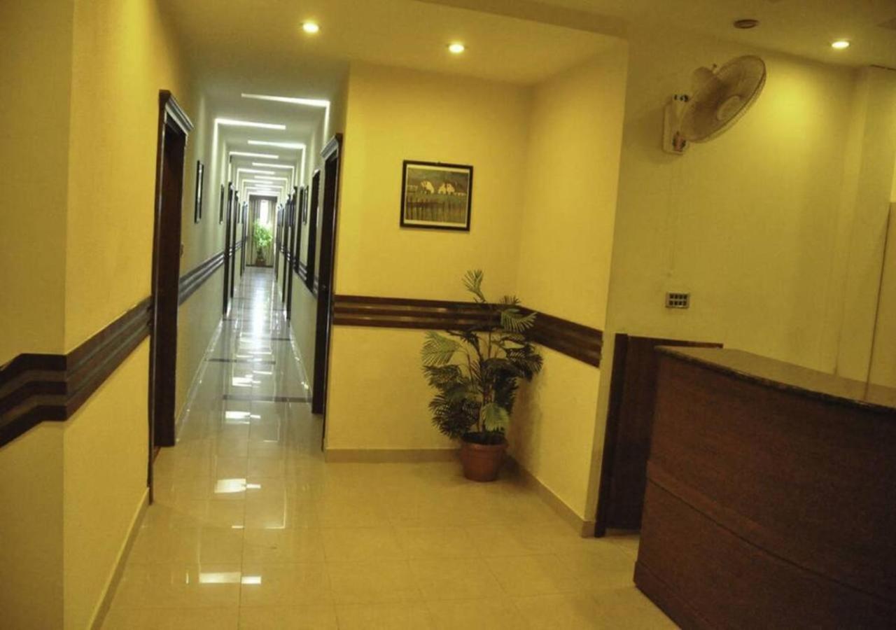 Rajone Hotel Faisalabad Exteriör bild
