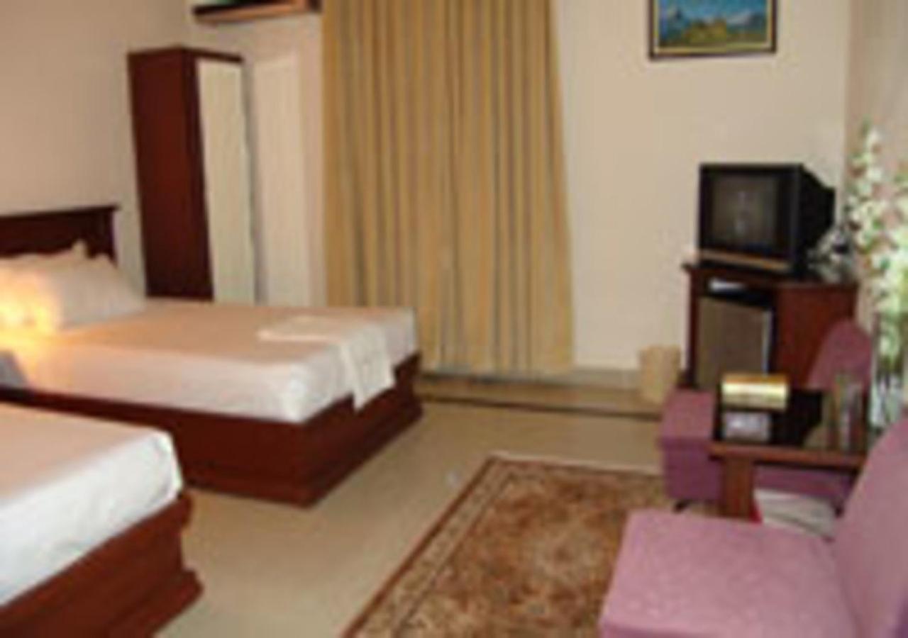 Rajone Hotel Faisalabad Exteriör bild